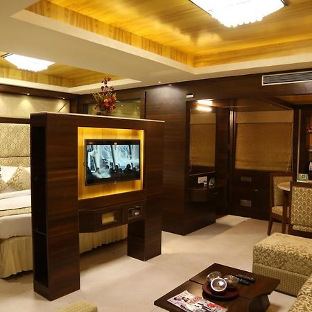 Hôtel Golden Gate à Indore Extérieur photo