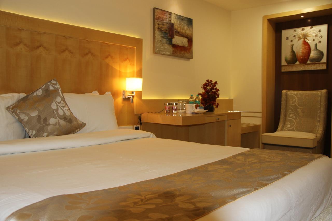 Hôtel Golden Gate à Indore Extérieur photo