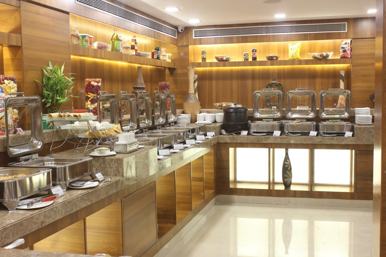 Hôtel Golden Gate à Indore Extérieur photo