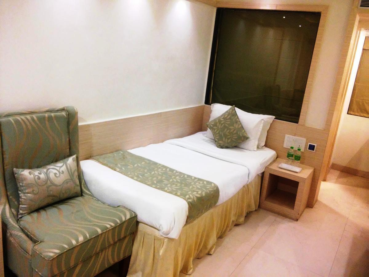 Hôtel Golden Gate à Indore Extérieur photo